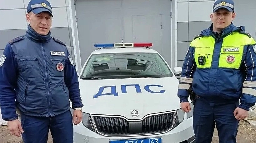 В Яранске инспекторы ДПС спасли дом с жильцами у горящей теплицы