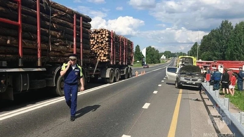 Зажатого пассажира вырезали из машины после ДТП с лесовозом под Кировом