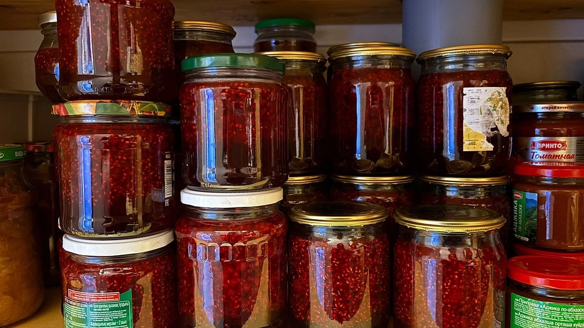 Как открыть банку без открывашки: немецкий лайфхак, который работает безотказно и просто