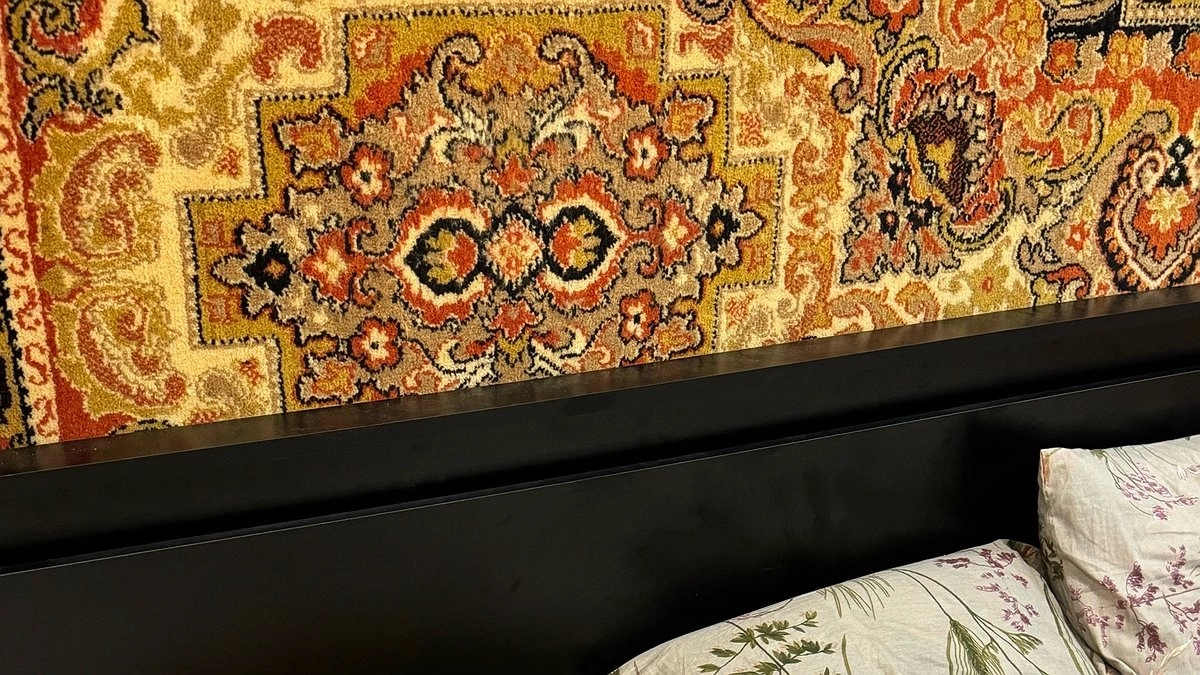 Ковры, бабушкин хрусталь и не только: какие детали интерьера из прошлого будут актуальны в 2026 году