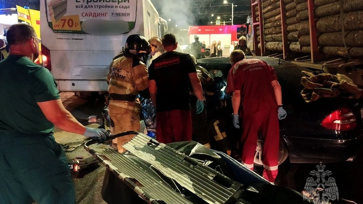 В Кирове произошло массовое ДТП с тремя машинами и автобусом: есть пострадавшие