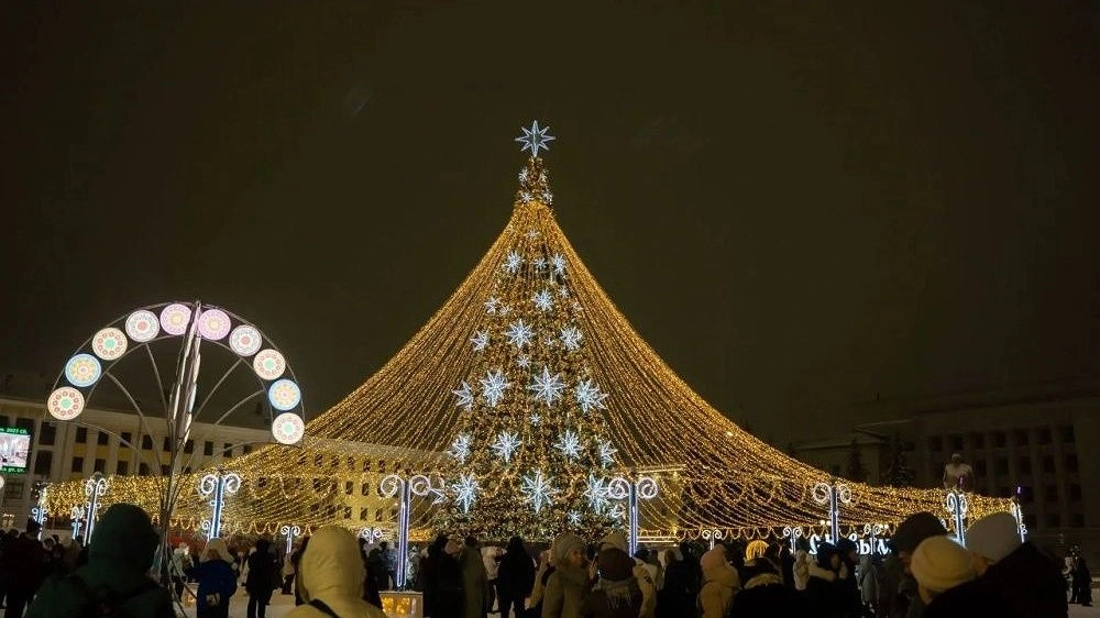 С Театральной площади и Спасской улицы начали снимать новогодние горки и иллюминацию