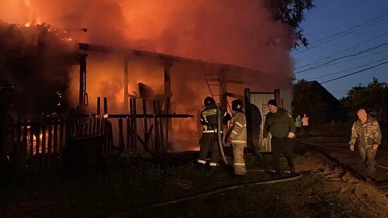 Гроза сожгла сразу два дома в Кировской области