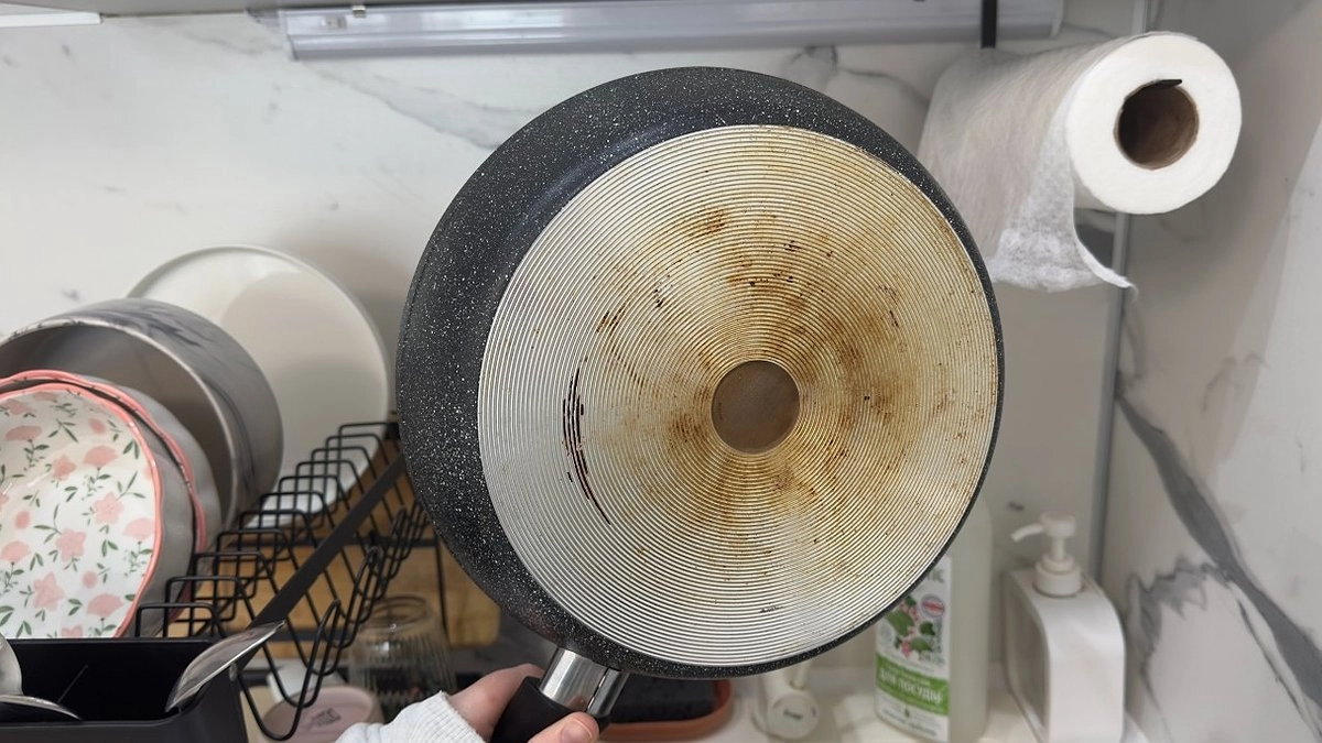 Главная картинка новости: Чищу сковороду картошкой - и не могу нарадоваться своей смекалке: суперский лайфхак для идеального блеска