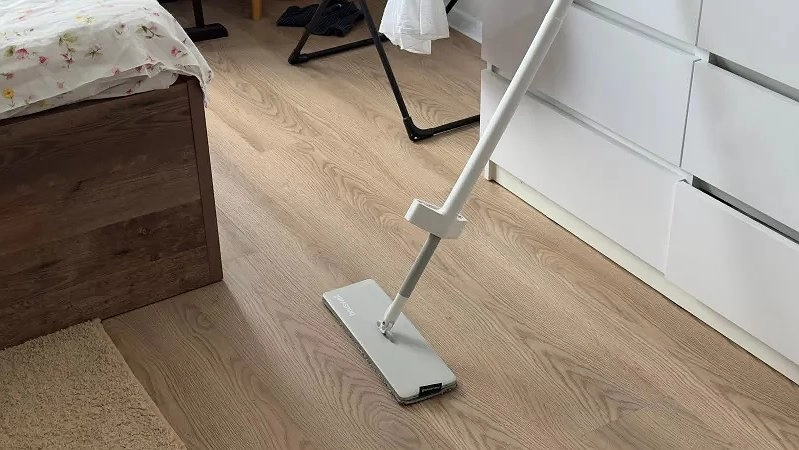 Начала мыть полы солёной водой - и вся семья заметила перемены к лучшему: зачем добавлять соль в воду для уборки