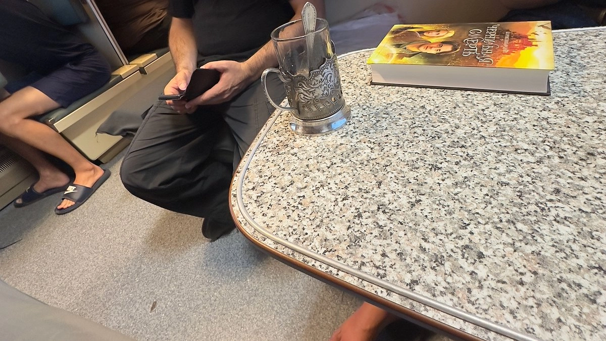 Я купила билет на нижнюю полку, но сосед решил, что это его место – чем закончилась странная поездка в поезде