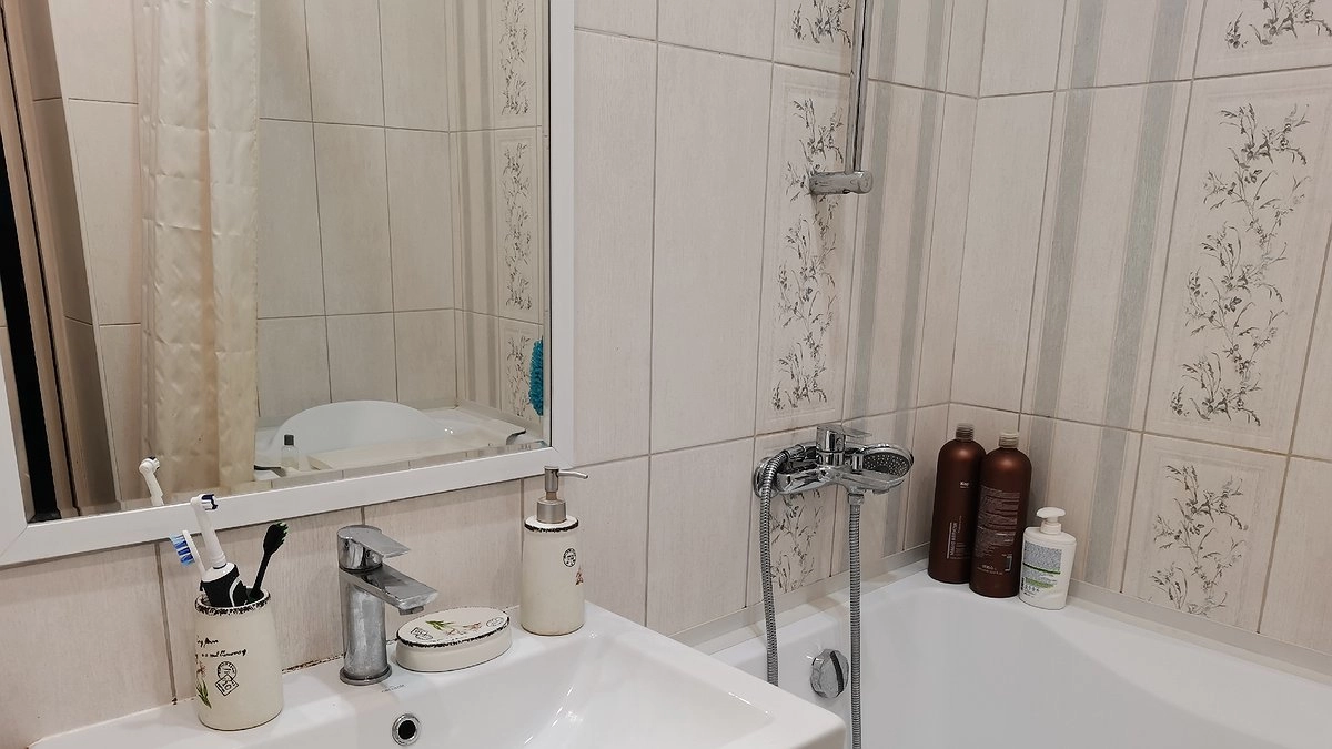 Стены в ванной без плесени и затирки: неожиданный вариант вместо кафеля - дизайнеры выбирают его в 2026-ом