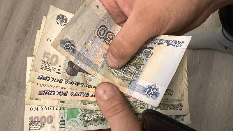 Главная картинка новости: Житель Кировской области заплатил дочери 750 тысяч рублей ради свободы