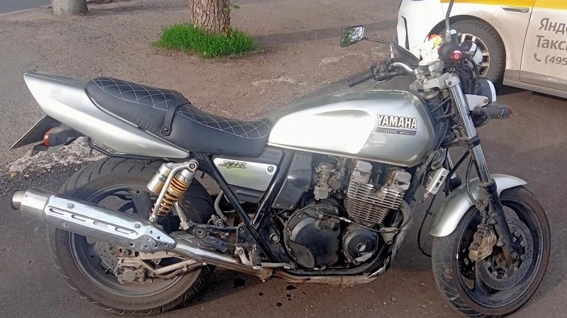 В Кирове неизвестный водитель авто подрезал мотоцикл: два человека на Yamaha получили травмы