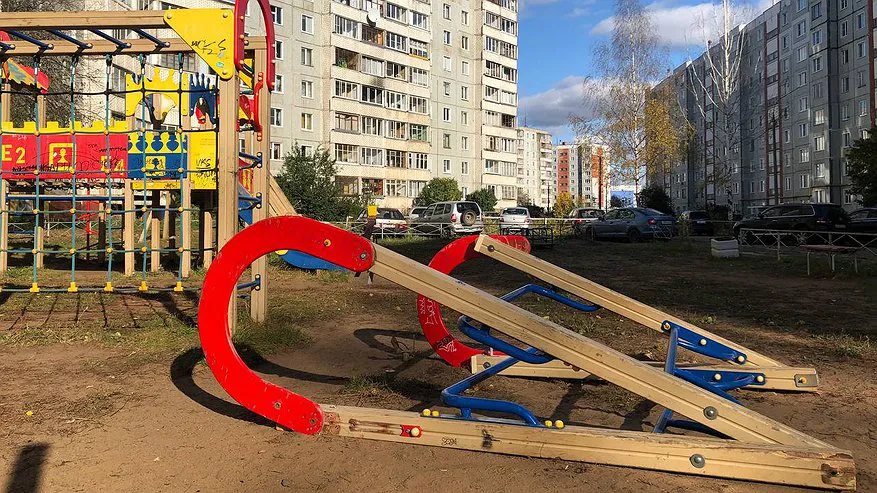 Детскую площадку на Солнечной в Кирове просят обезопасить для детей