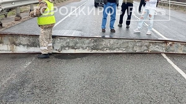 Главная картинка новости: По факту разрушения моста через реку Молому в Котельничском районе Следственный комитет начал проверку