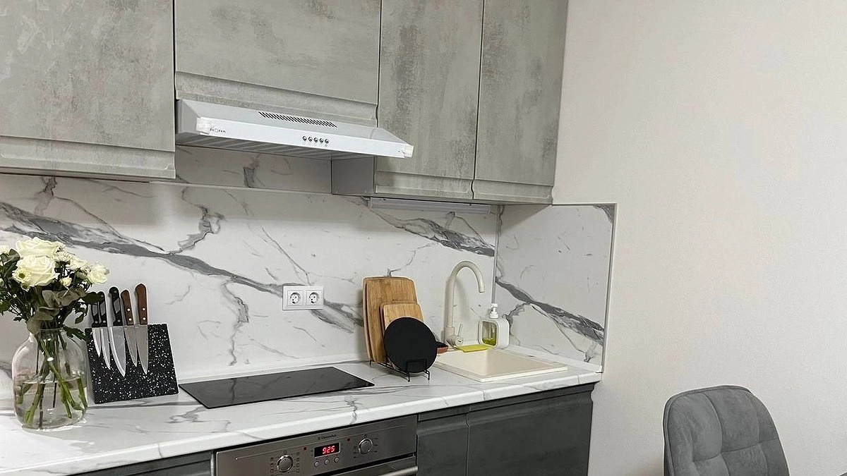 Сода и уксус - прошлый век: 3 средства, которые снимают жир с кухонного гарнитура за 5 минут