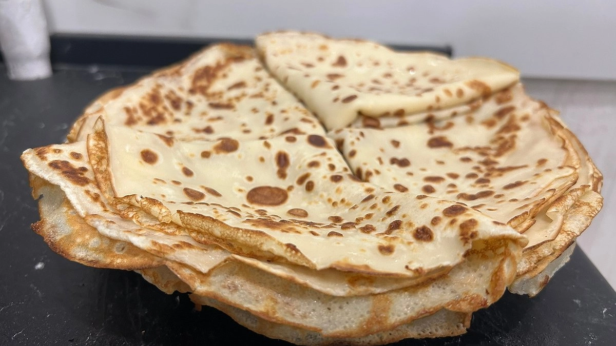 Тесто за 5 минут, а блины как в кафе: 1 стакан кефира - и до 14 ажурных блинчиков