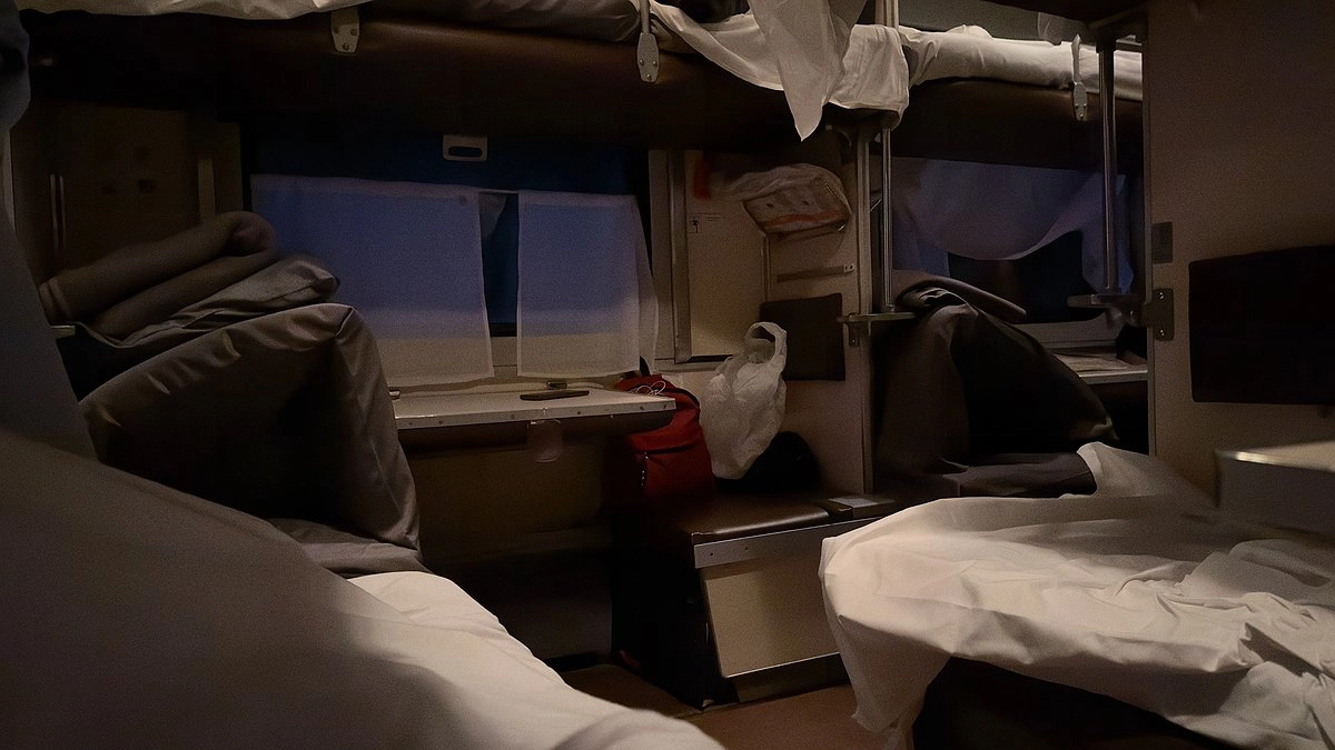 «Вот мужчины пошли»: услышал это в поезде и придумал идеальную месть. Попутчица потом горько пожалела