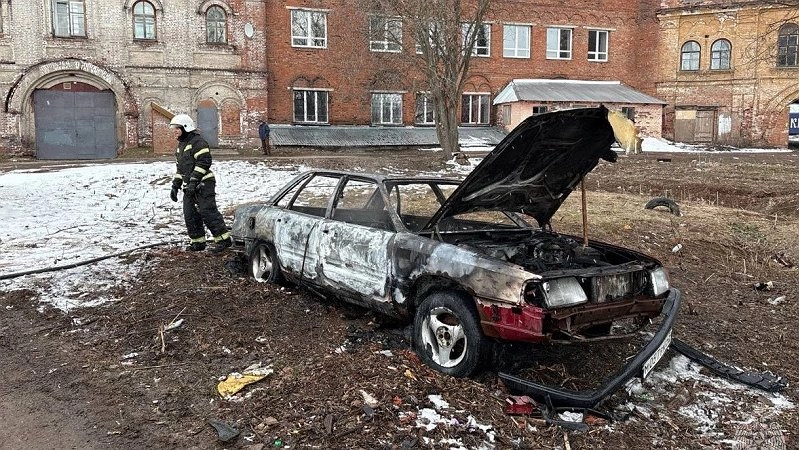 В Кирове на Динамовском проезде дотла сгорела иномарка