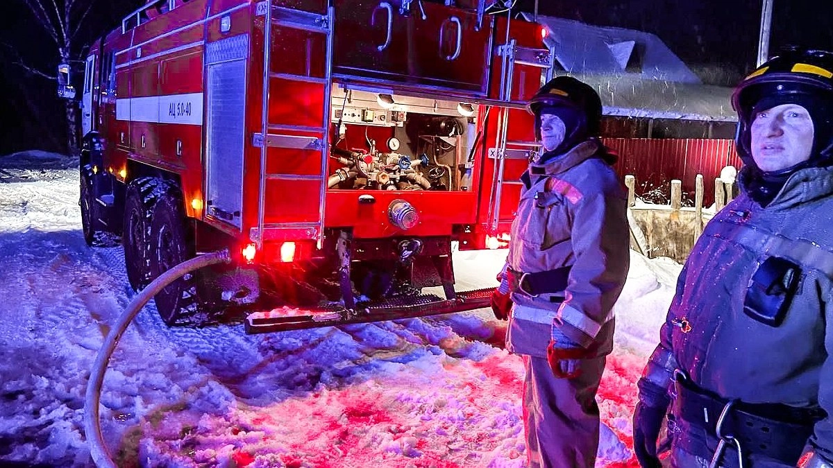 Сотрудники кировского УФСИН рассказали, как спасали от огня дома жителей Каринторфа