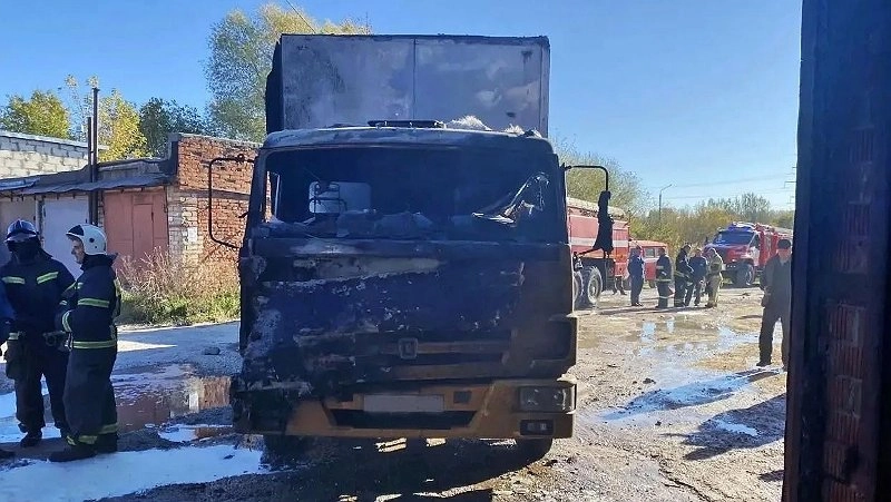Полуживого мужчину вытащили из полыхающего гаража с КамАЗом