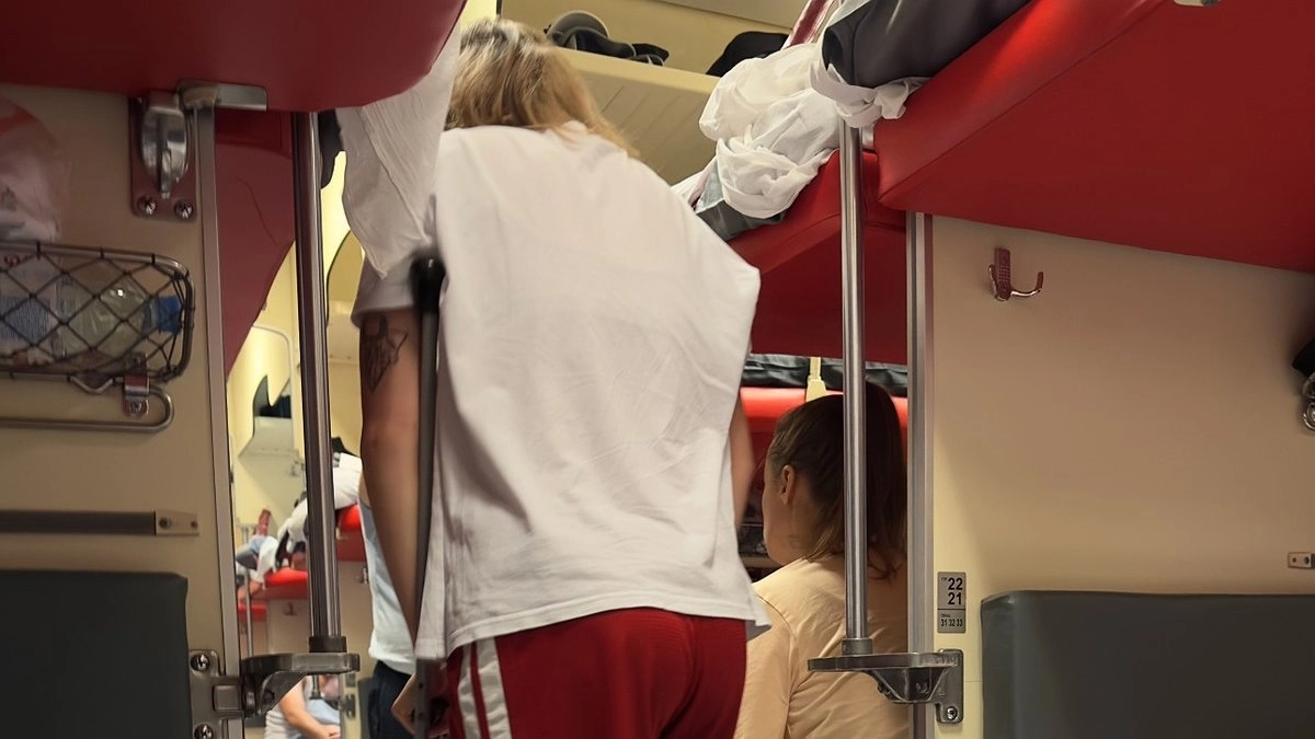 «Мне сказали, что я слишком много лежу на своей полке»: хитрый попутчик под видом заботы прогнал пассажирку с ее места в поезде. Вот как поступить по закону