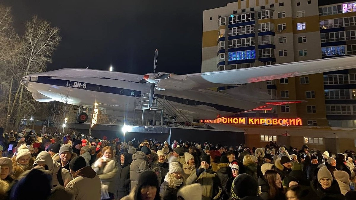 Главная картинка новости: Жители Филейки в Кирове требуют пешеходный переход у самолёта