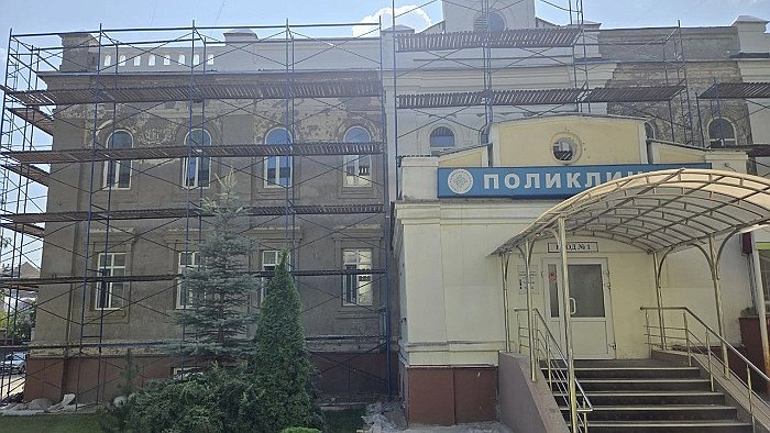 В Кирове реставрируют фасад исторического здания поликлиники