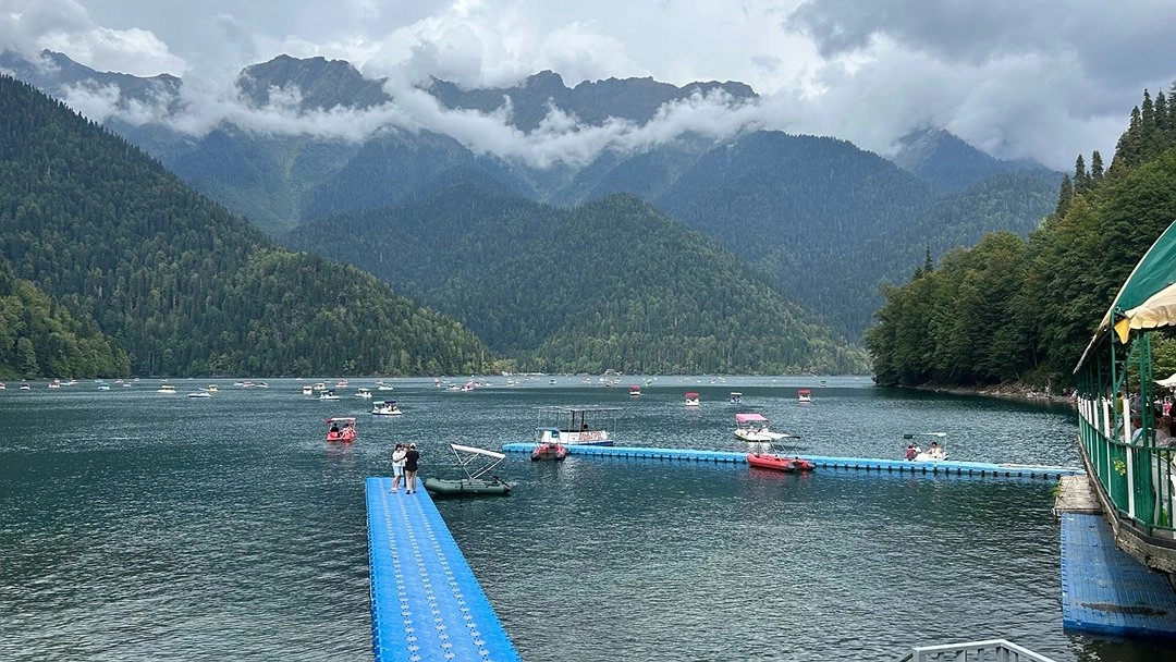 Главная картинка новости: "В этот красивый ад больше ни ногой": российские туристы честно рассказали об отдыхе в Абхазии