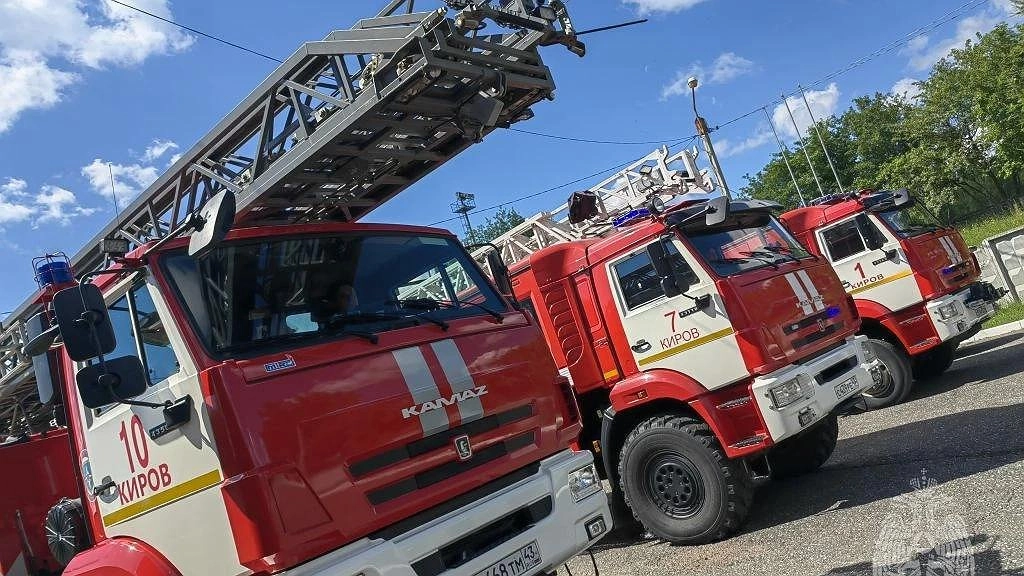 В Сосновке сгорели гараж, навес и два автомобиля