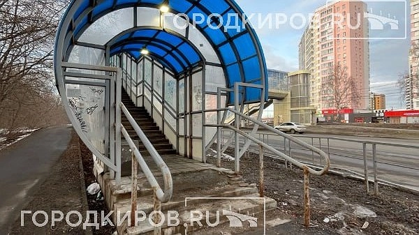 Главная картинка новости: "К нему даже подходить страшно": кировчане о состоянии надземного перехода на улице Ленина