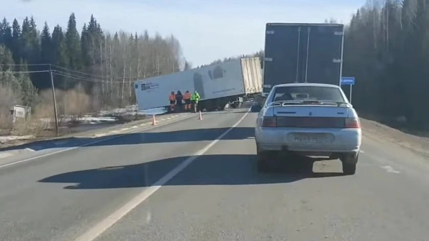 Под Кировом большегруз съехал с моста