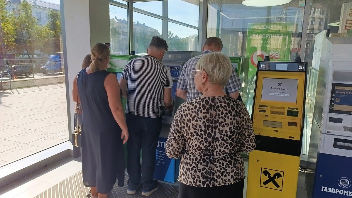 Главная картинка новости: Снятие наличных под контролем: кто попадает в зону риска и как не столкнуться с блокировкой карты