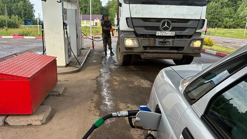 "Сметают все": заявление о поставках бензина докризисного периода сделал Соколов