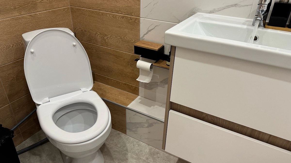 2 пакетика в унитаз – и он будет белее первого снега: хозяйка поделилась любимыми способами очистить сантехнику