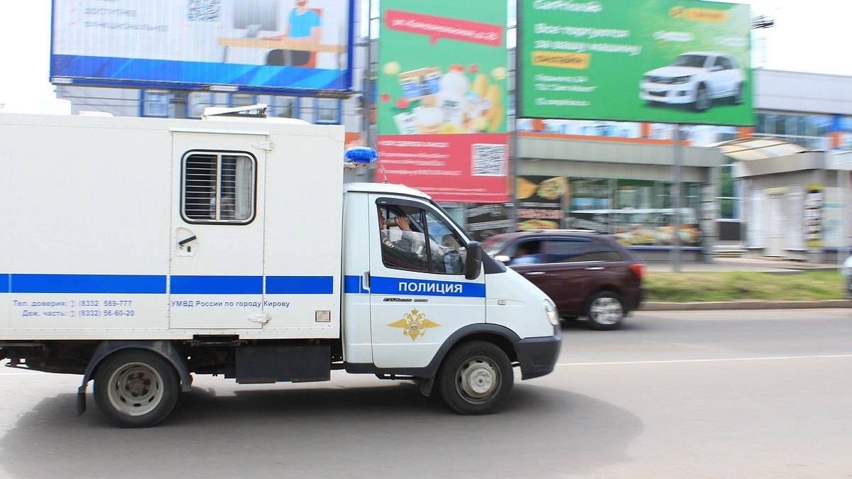 Житель Кирова торговал наркотиками и напал на полицейских