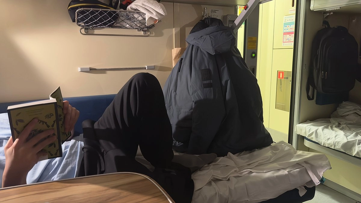"Пришлось загонять на верхнюю полку с милицией": битва за нижнии кровати глазами проводников из первых уст