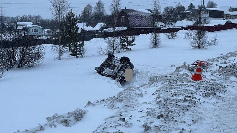 Кировчанка на иномарке влетела в дорожный знак и опрокинулась в кювет