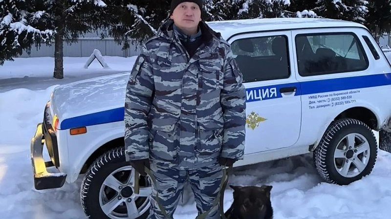 Главная картинка новости: "Выносили из сугроба на руках": в Кирове нашли замерзающего на улице мужчину