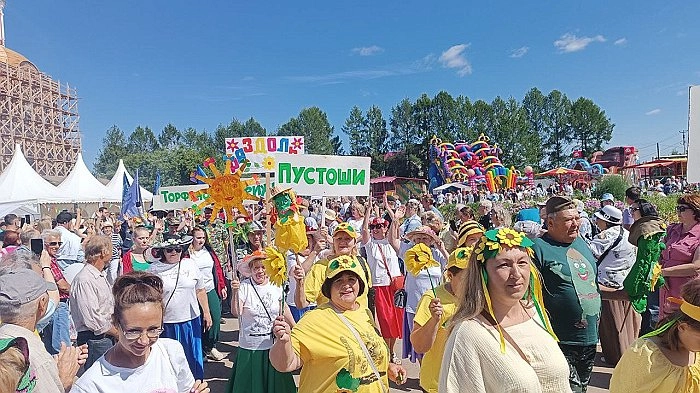 15 тысяч человек отпраздновали "Истобенский огурец" с песнями, спортом и соленьями