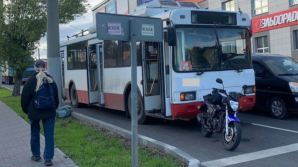 В Кирове на Владимирской столкнулись троллейбус и мотоцикл: есть пострадавшие