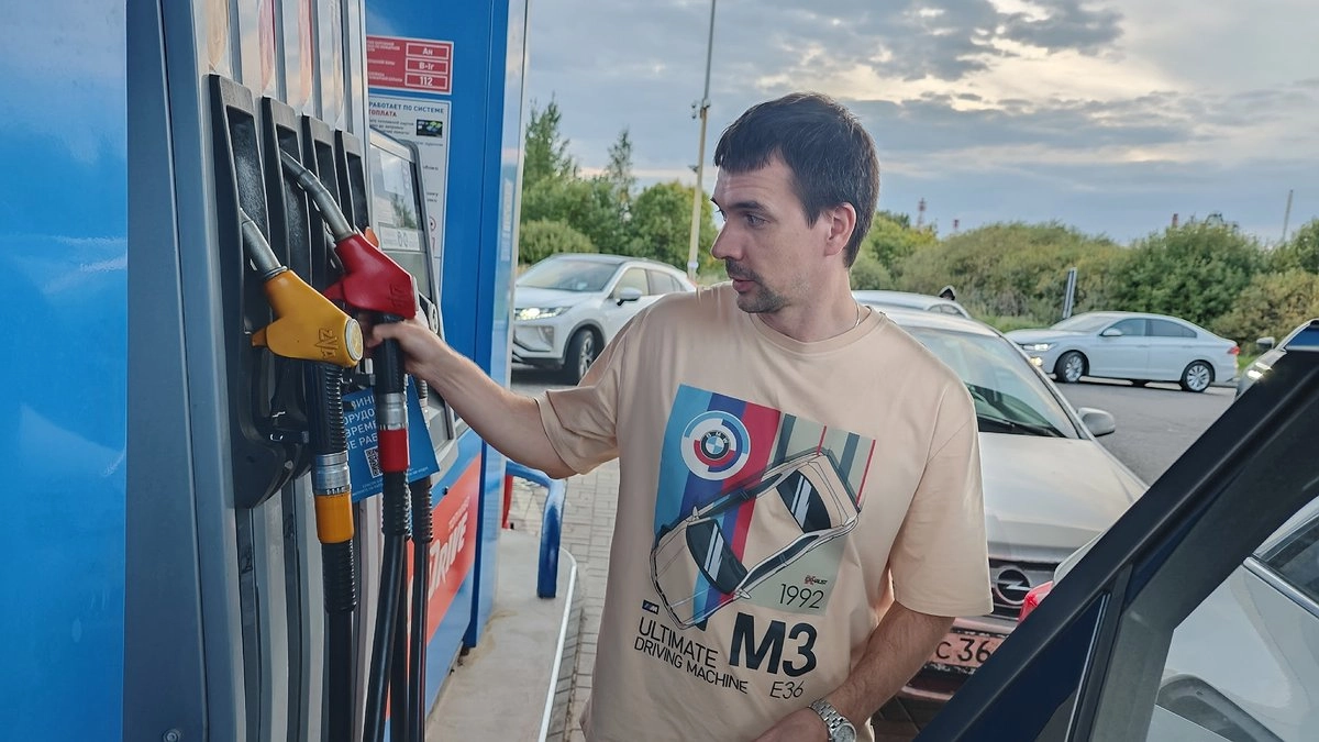Цены на бензин хотят поднять на 2,1 рубля за литр