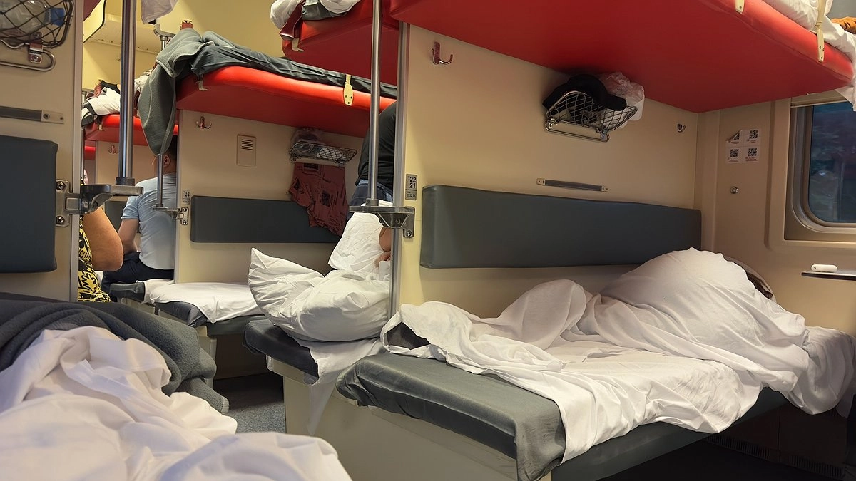 "Наглость - второе счастье". История из последней поездки на поезде. А мы снова готовимся проехать 54,5 часа, на этот раз в купе