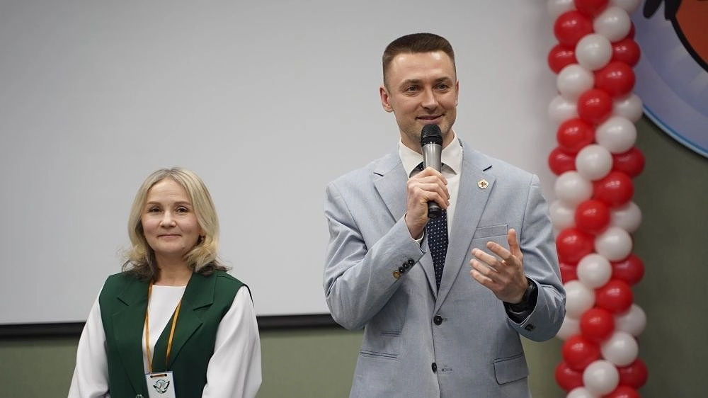 Лучший учитель Кирова учит детей правильно защищать Родину