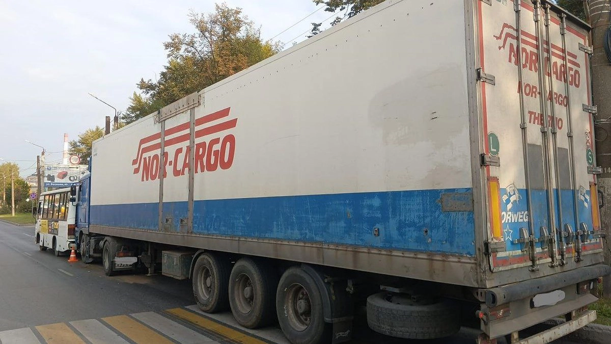 В Кирове 5 пассажиров автобуса пострадали в ДТП с грузовиком