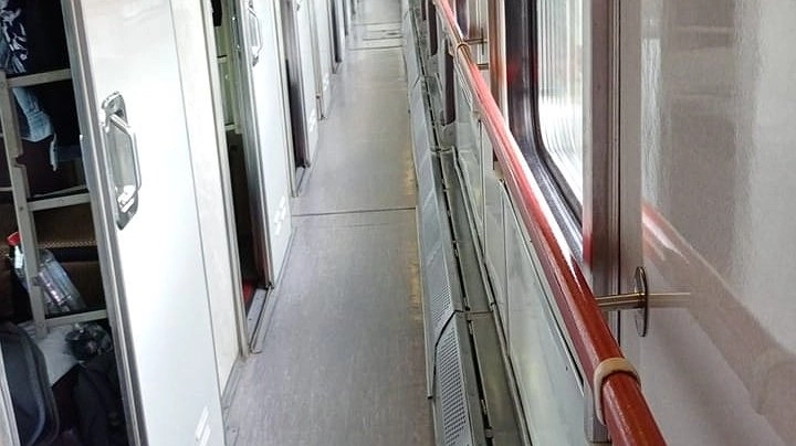 Я ехала одна в поезде и ночью услышала детский плач в запертом купе — то, что сделали родители, шокировало