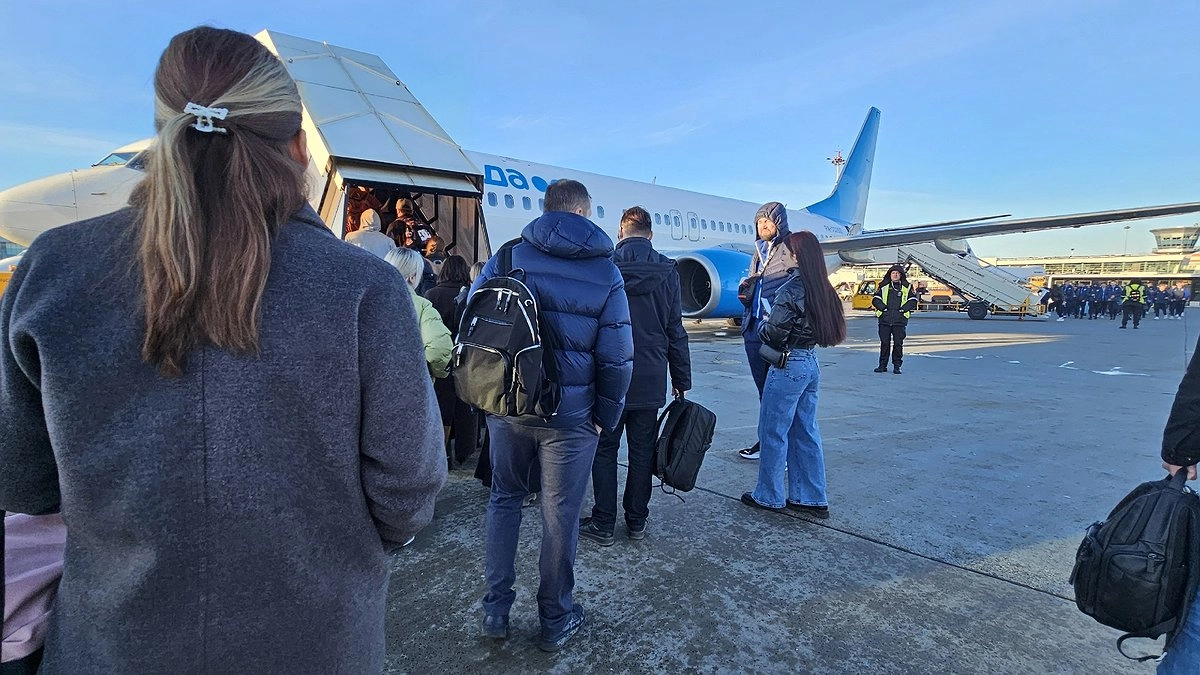 Почему в самолёте требуют включить "авиарежим" на телефоне и что будет, если этого не сделать