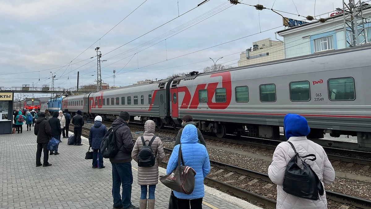 Главная картинка новости: Кассир рассказала: «Бабушка выбирает дешевую верхнюю полку, уверена, что уступят — у неё есть свой секрет»