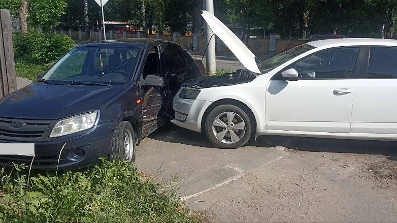 В Котельниче в результате столкновения легковушек пострадал 5-летний ребенок