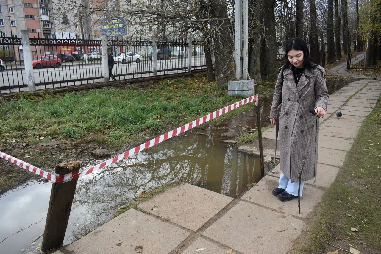 Глубокую лужу у ДК Железнодорожников в Кирове планируют убрать до конца  недели