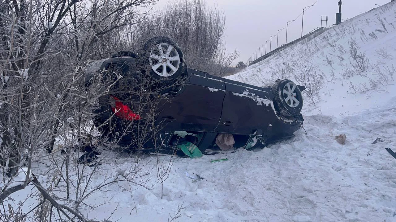 На иномарку в Кирове упали бревна с грузовика МАЗ