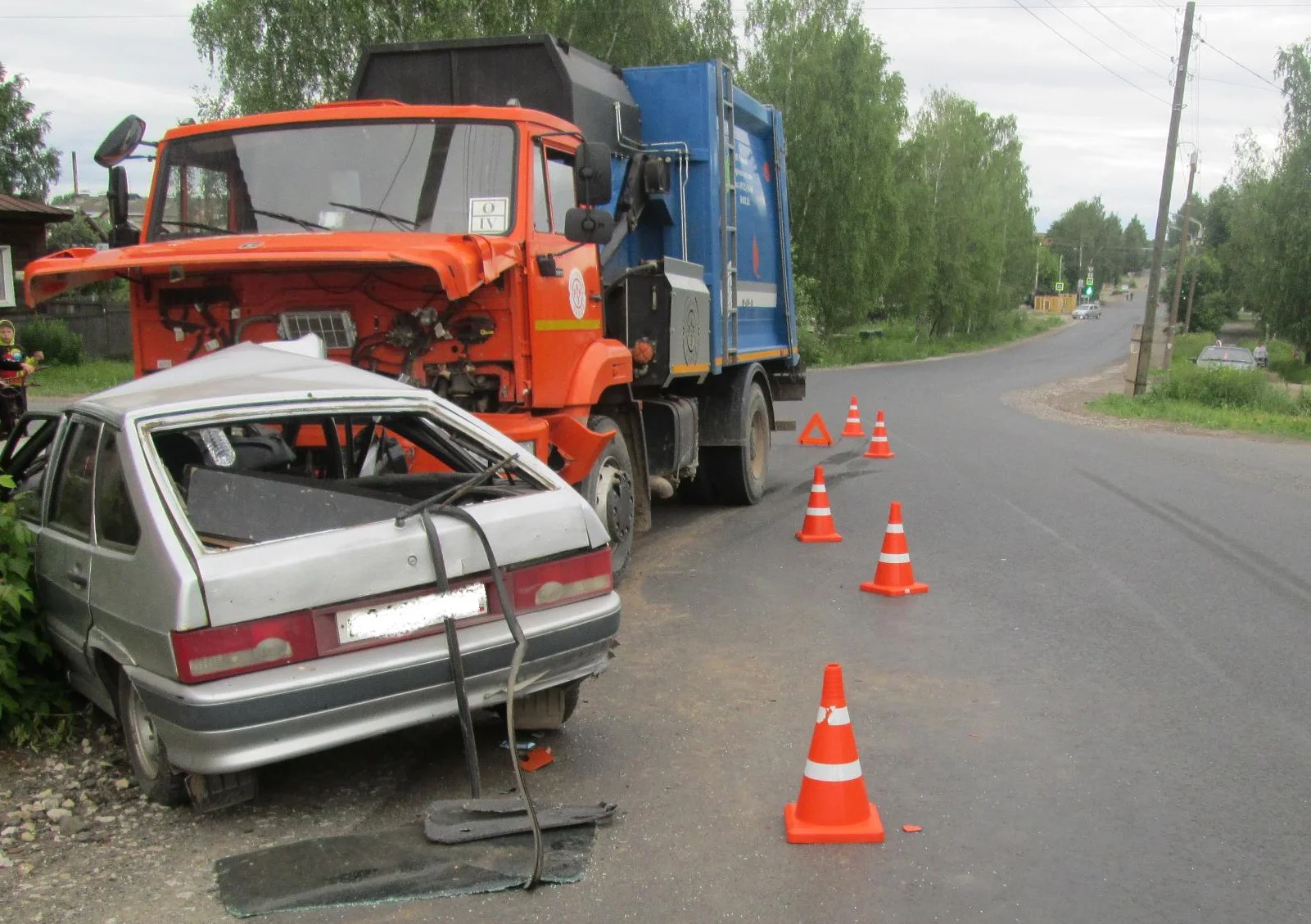 Мусоровоз в Слободском придавил к столбу 