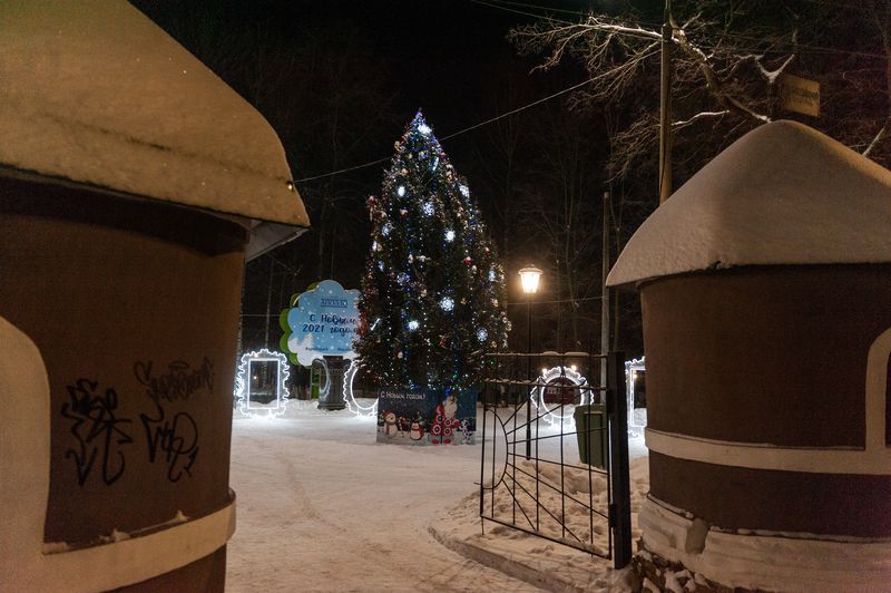 новогодняя театральная площадь киров. театральная площадь город киров новый год. парк аполло киров зимой. кочуровский парк киров зима. новогодние теги.