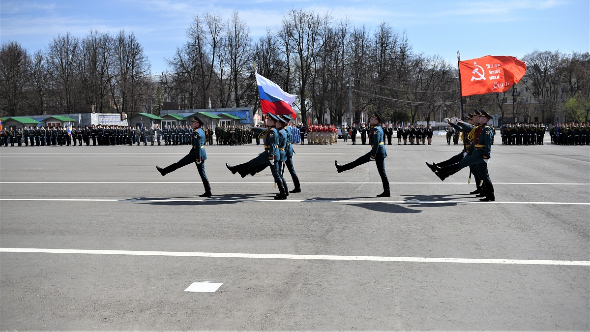 Парад в кирове. Парад Победы Киров 2021. 9 Мая Театральная площадь Киров. Парад 9 мая Киров. Мероприятия 9 мая Киров.